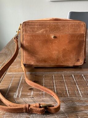 ELEVATE Leather Crossbody Bag in Cognac Brown